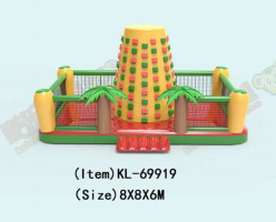 Şişme Kaya Tırmanışı: Eğlenceli Bir Açık Hava Macera Oyun Alanı Tropikal Palmiye Ağaçları